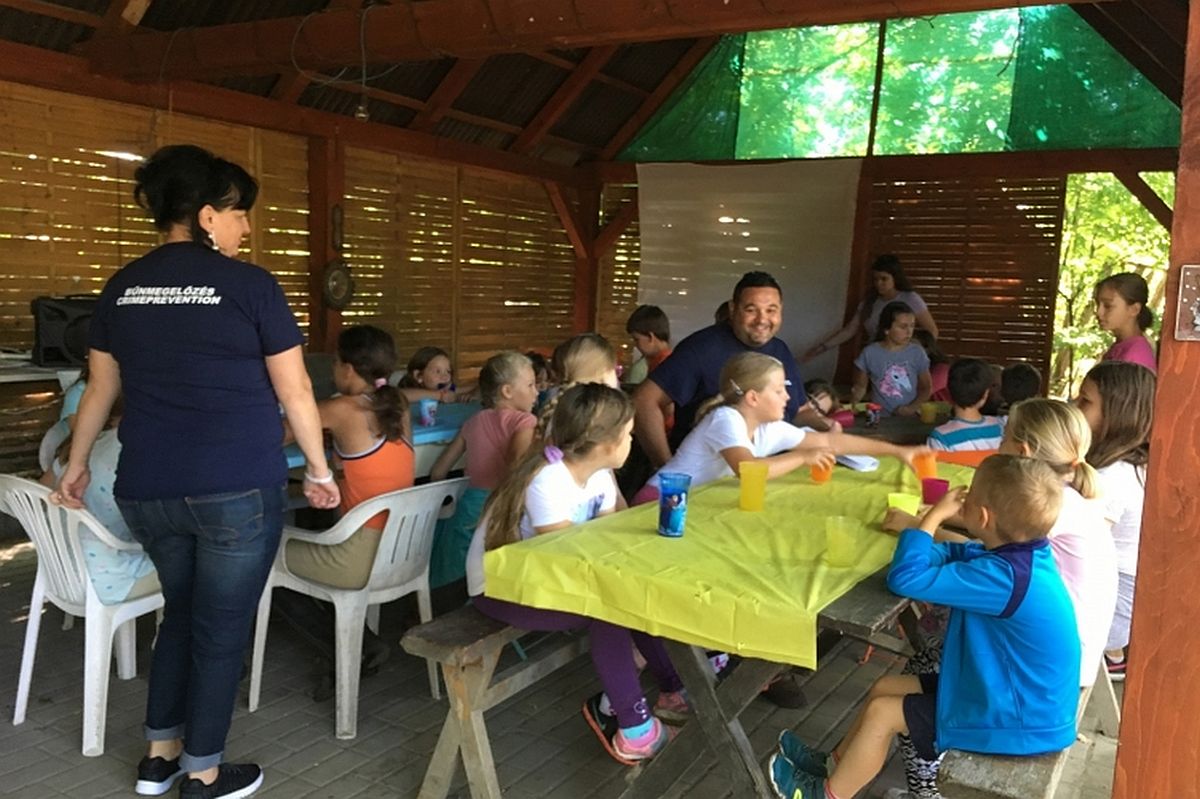 Biztonságban a nyári szünidőben - táborokba járnak a rendőrök